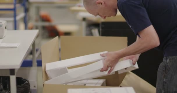 Arbetare förbereda leveranser — Stockvideo