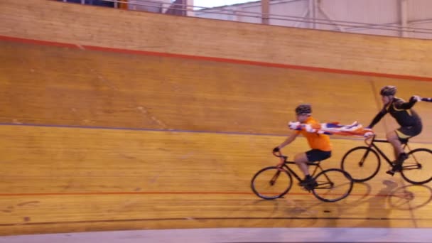 Велогонщики на велодроме — стоковое видео