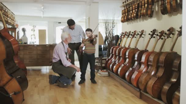 Vater und Sohn schauen sich Geigen an — Stockvideo