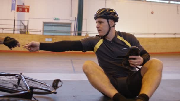 Radler bereiten sich auf Trainingseinheit vor — Stockvideo