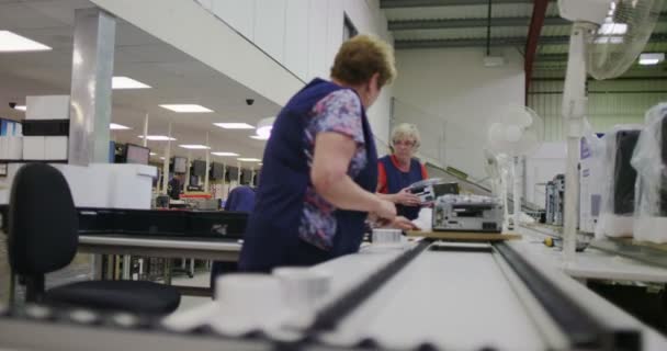 Vrouwelijke werknemers in de fabriek van de elektronica — Stockvideo