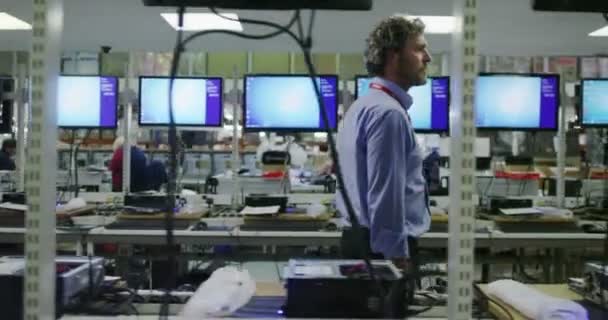 Arbeiter, die an Computertests arbeiten — Stockvideo
