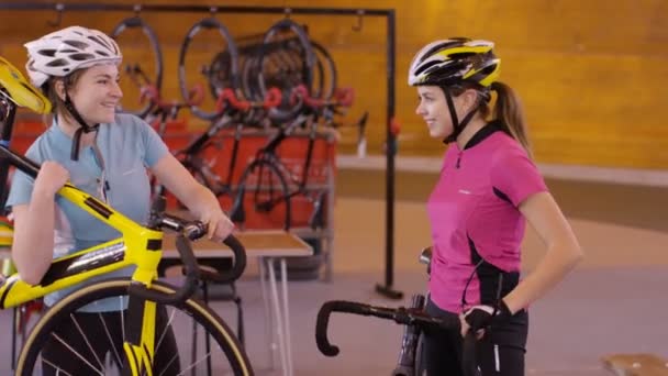 Cyklister som chattar bredvid spåret — Stockvideo