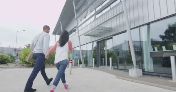 Pareja entrando tienda de electrónica — Vídeos de Stock