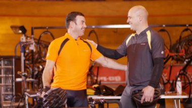 rayların duran bisikletçiler