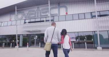 Çift elektronik mağazasından girme