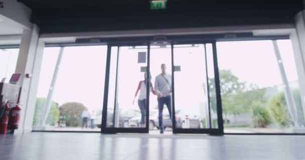 Couple entering electronics store — Stock Video
