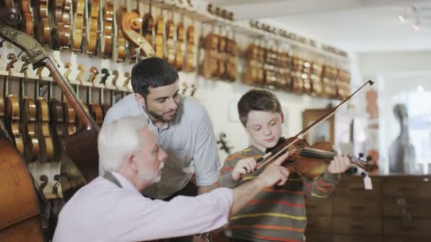 Pai e filho olhando para violinos — Vídeo de Stock