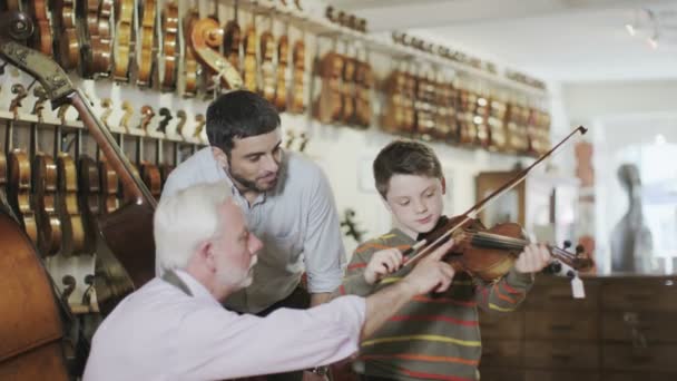 Pai e filho olhando para violinos — Vídeo de Stock