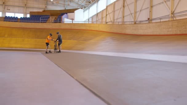 自行车运动员和教练在赛车场练习 — 图库视频影像