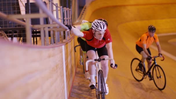 Kerékpárosok előkészítése a versenyt a velodrome — Stock videók