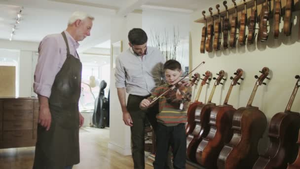 Padre e hijo mirando violines — Vídeo de stock
