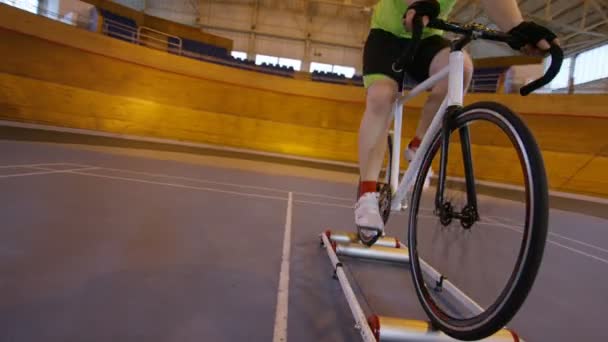 Entrenamiento de ciclista en bicicleta estática — Vídeo de stock