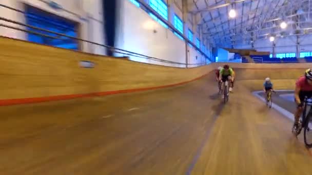 Concurrerende fietsers op track racing — Stockvideo