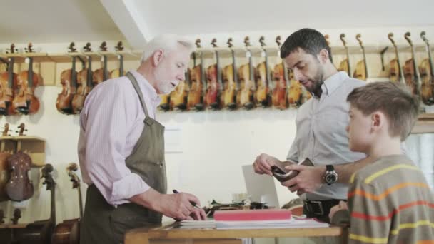 Shopping père et fils dans un magasin de musique — Video