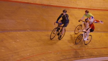 Bisiklet Yarışı velodrome içinde izlemek