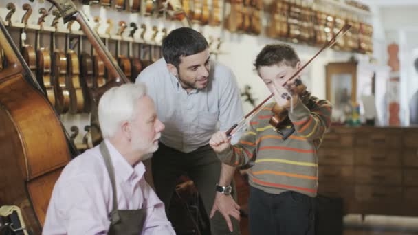 Far och son tittar på violiner — Stockvideo
