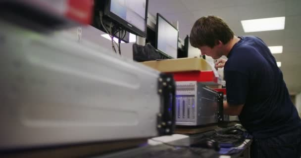 Trabajador construyendo computadoras — Vídeo de stock