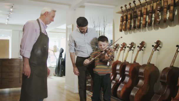 Apa és fia nézett hegedű — Stock videók