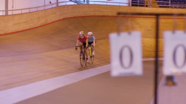 Kvinnliga cyklister racing på banan — Stockvideo