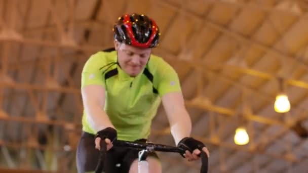 Cyklista školení na statické kole — Stock video