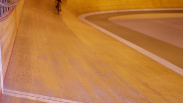 Rekabetçi bisikletçiler yolda yarış — Stok video