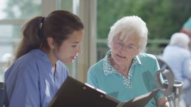 Yaşlı hasta için destek veren hemşire