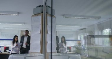 Ofis çalışanları modern binada