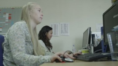 Çırak kadın ofiste