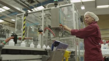 İşçiler üretim makine işletmek