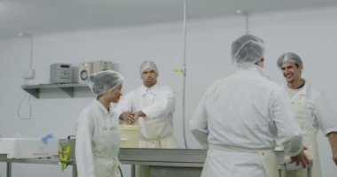 Bir deniz ürünleri işleme fabrikasında işçiler