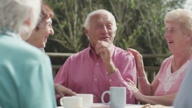  Kıdemli arkadaşlar çay içme
