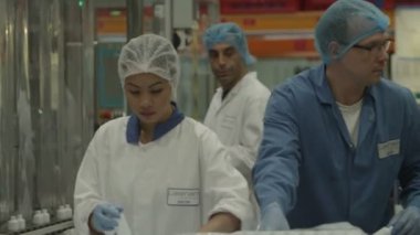 İşçiler üretim makine işletmek