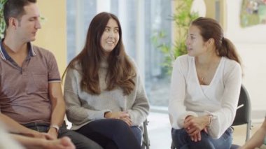 Onun sorunları hakkında kadın konuşuyor 