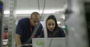 İşçilerin bilgisayar test çalışma