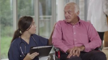 Yaşlı hasta için destek veren hemşire