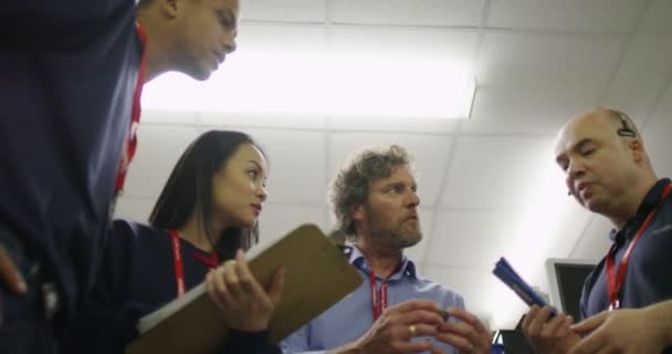 Trabajadores en una reunión de equipo — Vídeo de stock