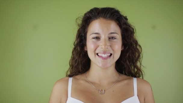 Fiatal nő fehérneműben — Stock videók