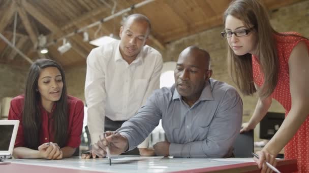 Business team in strategie bijeenkomst — Stockvideo