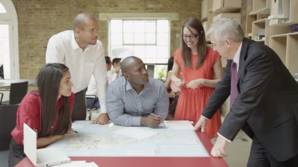 Equipo de negocios en reunión de estrategia — Vídeo de stock