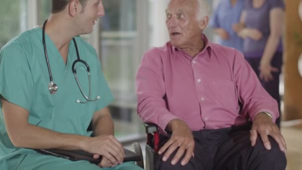 Sjuksköterskan ger stöd till äldre patient — Stockvideo