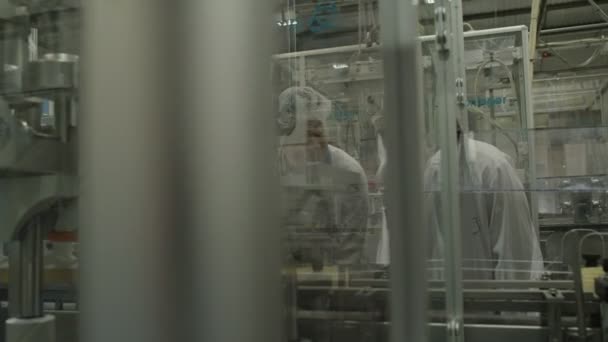 药品质量控制工作人员 — 图库视频影像
