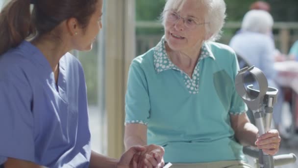Νοσοκόμα δίνει στήριξη σε ηλικιωμένο ασθενή — Αρχείο Βίντεο