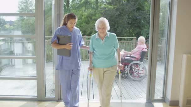 Verpleegkundige helpen patiënt te lopen — Stockvideo