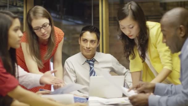 Grupo empresarial criativo em uma reunião — Vídeo de Stock