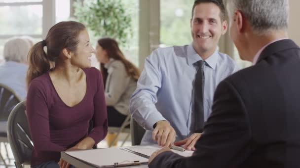Пара в зустрічі з фінансовим радником — стокове відео
