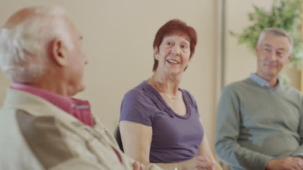 Люди на сеансе групповой терапии — стоковое видео