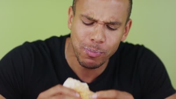 Людина їсть гамбургер — стокове відео
