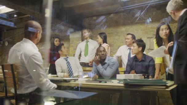 Equipo empresarial en la reunión de la sala de juntas — Vídeos de Stock