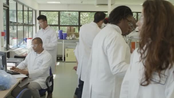 Científica femenina con equipo en el laboratorio — Vídeo de stock